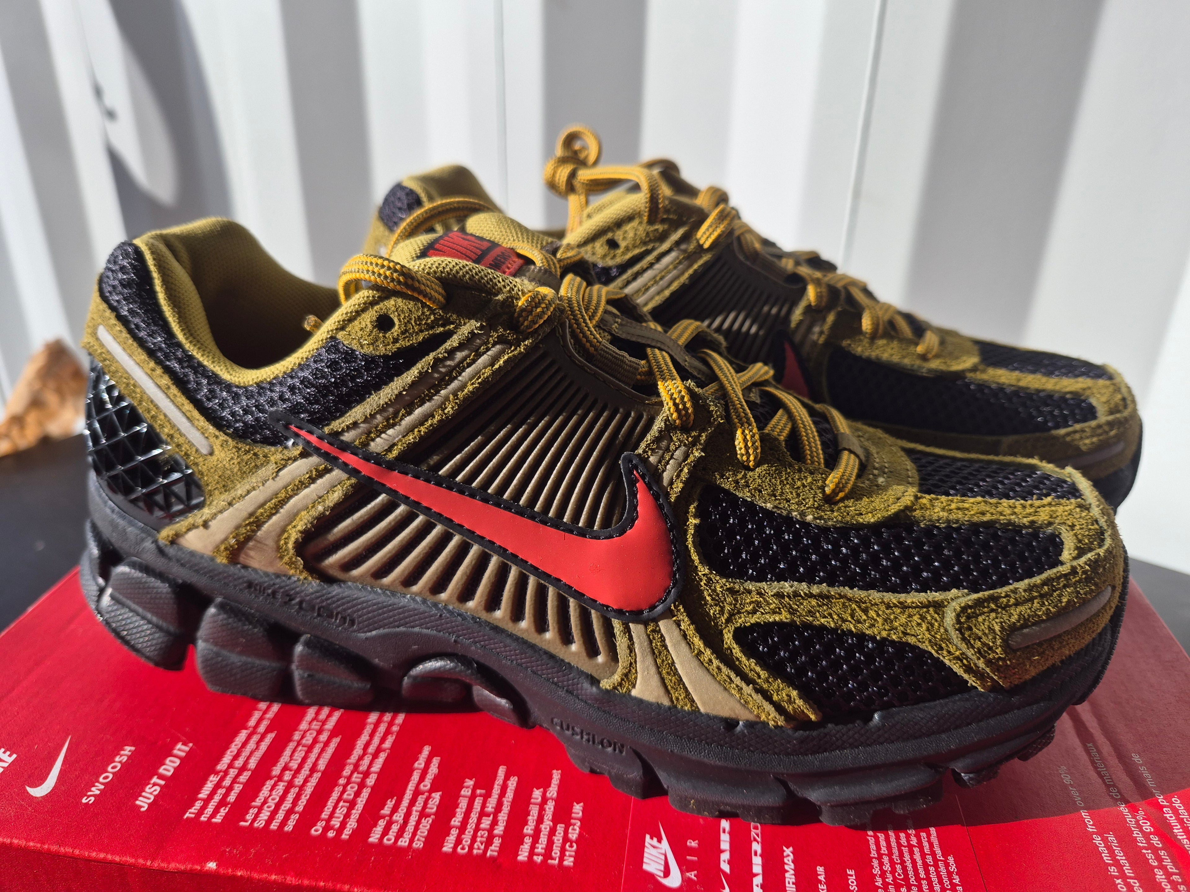 NIKE ZOOM VOMERO 5 PRM OLIVE FLAK PICANTE RED BLACK MEN'S UK 6 / WOMEN'S UK 5.5 BRAND NEW HALF BOX (NO LID) RRP £155