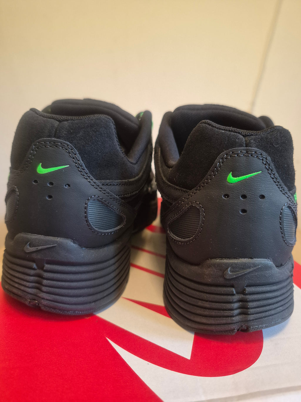 NIKE P-6000 PRM BLACK GREEN STRIKE ANTHRACITE UK 8.5 MEN'S TRAINERS NEW FULL BOX RRP £109.99