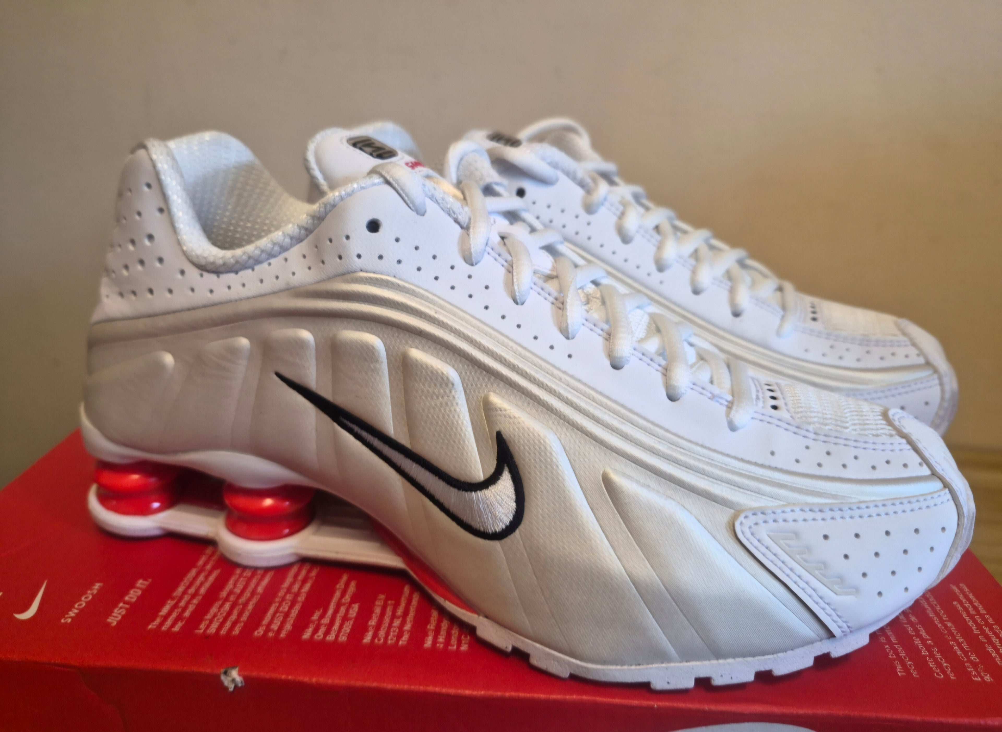 NIKE SHOX R4 WHITE METALLIC SILVER/RED UK 5 EU NEW HALF BOX RRP £149.99