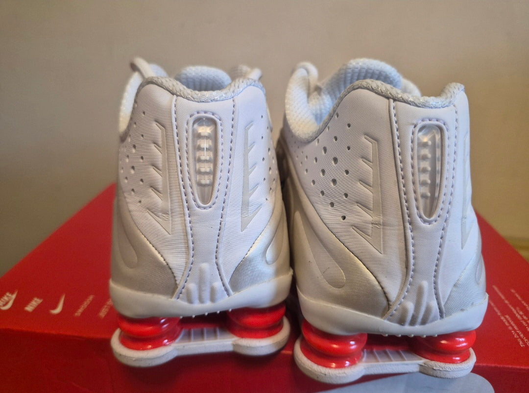 NIKE SHOX R4 WHITE METALLIC SILVER/RED UK 5 EU NEW HALF BOX RRP £149.99