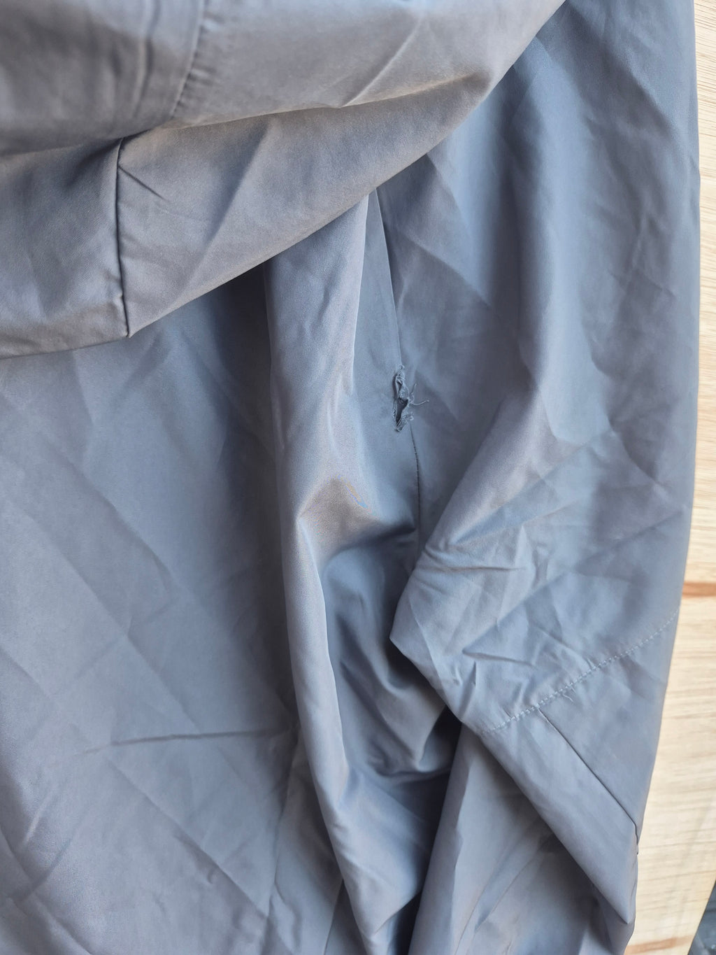 NIKE RUNNING MEN'S GREY LIGHTWEIGHT HOODED RUNNING JACKET SIZE M REFLECTIVE ZIP (SMALL HOLE)