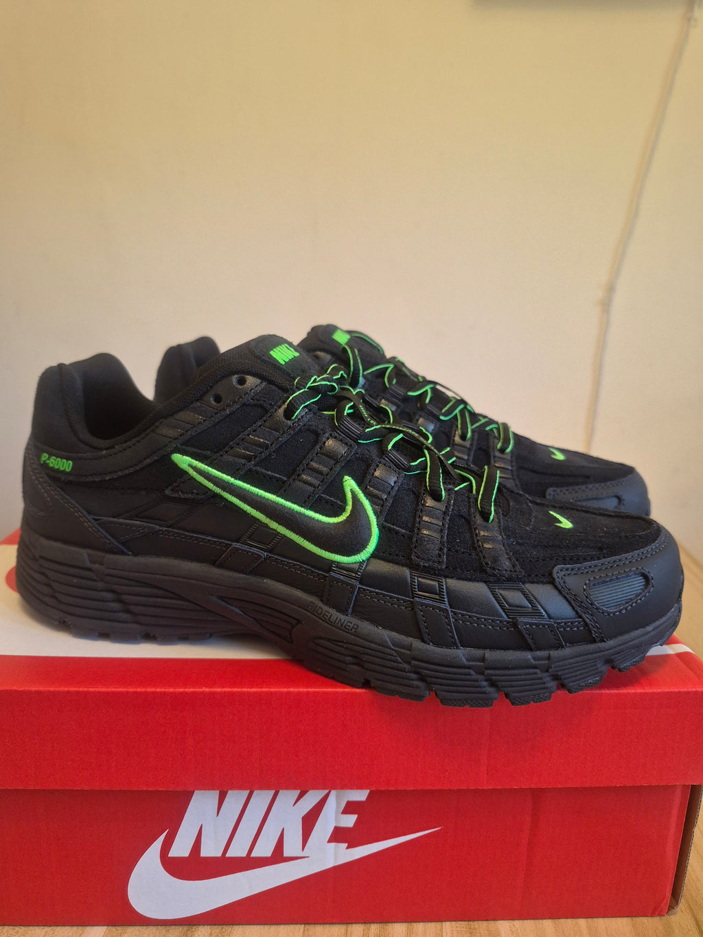 NIKE P-6000 PRM BLACK GREEN STRIKE ANTHRACITE UK 8.5 MEN'S TRAINERS NEW FULL BOX RRP £109.99