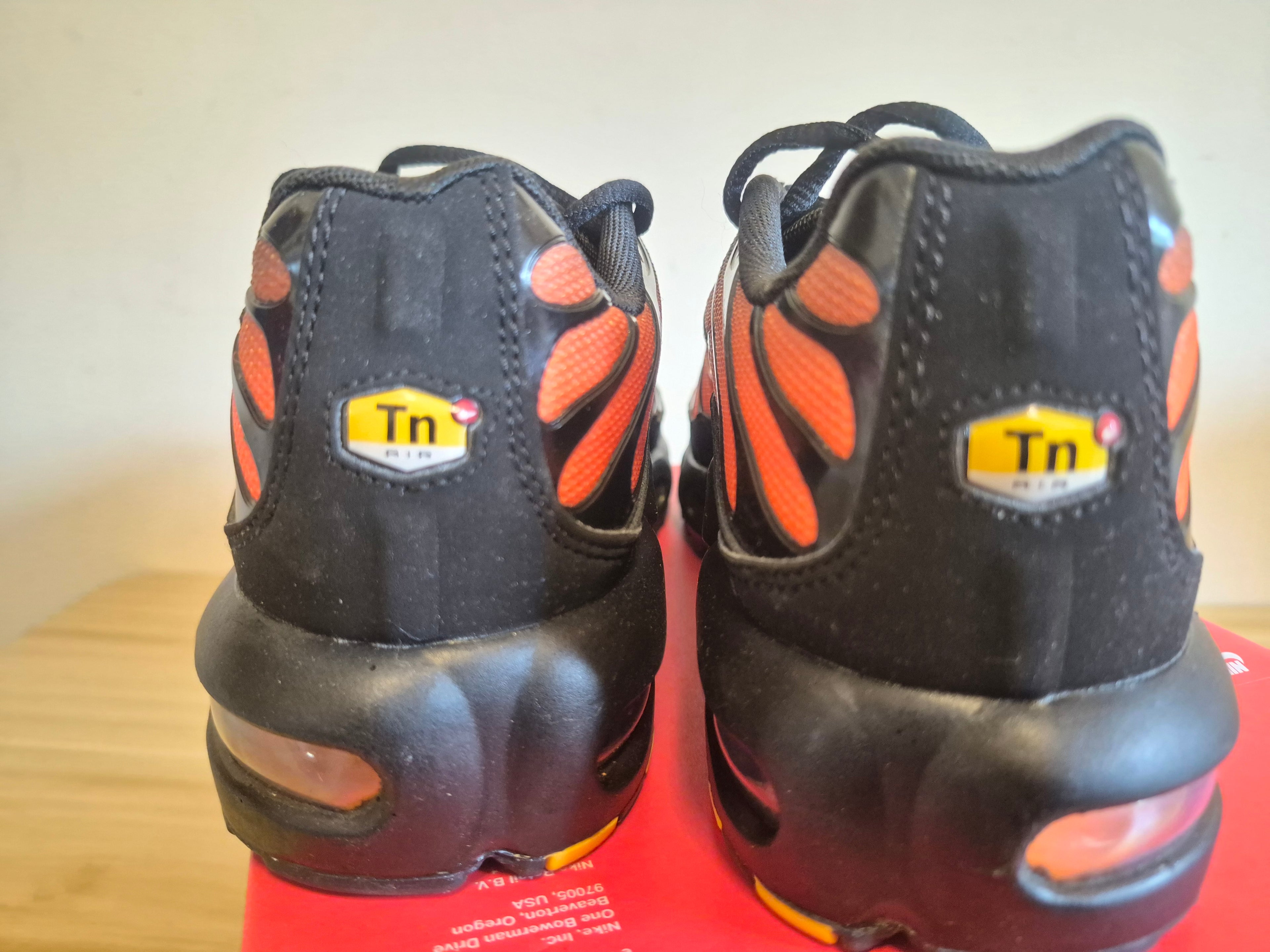 NIKE AIR MAX PLUS TN GS BLACK TOTAL ORANGE UK 4.5 EU 37.5 NEW IN BOX RRP £144.99