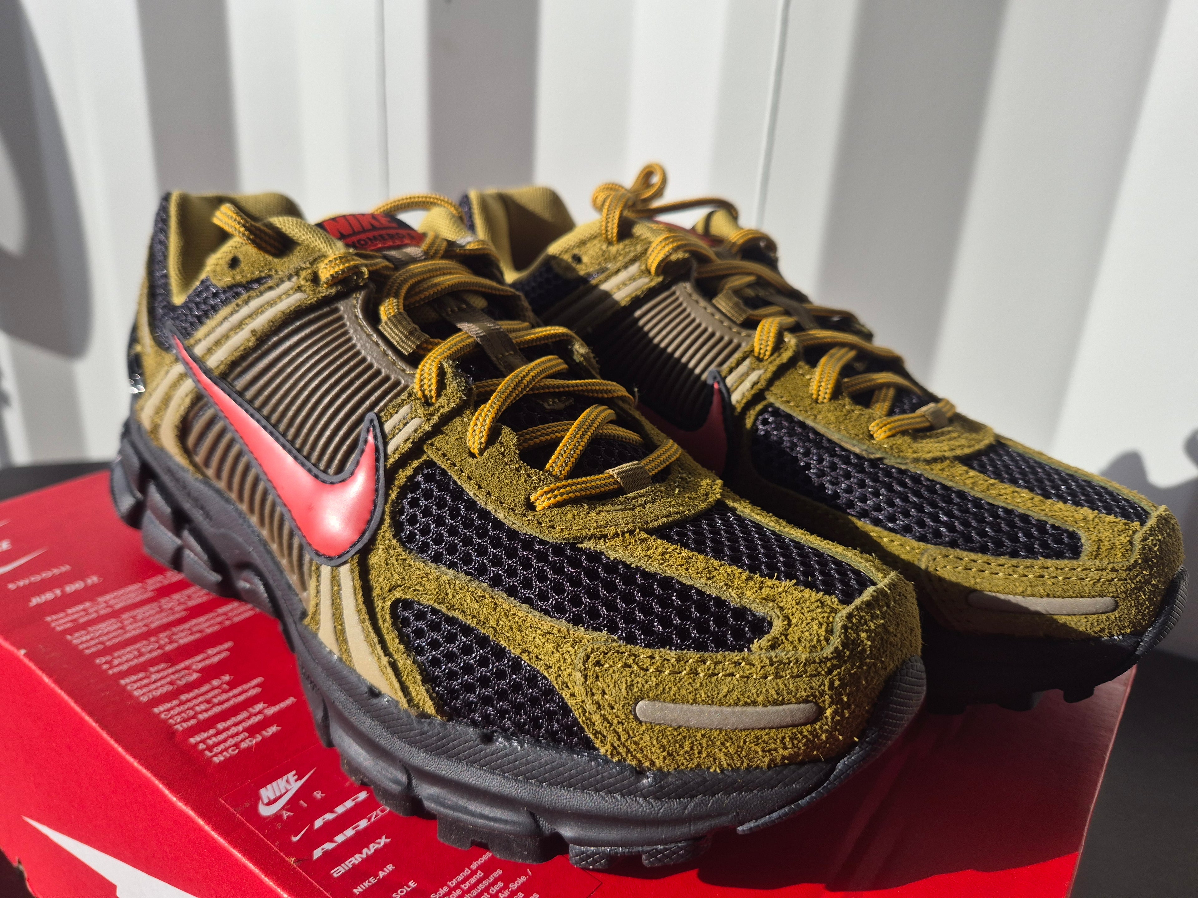 NIKE ZOOM VOMERO 5 PRM OLIVE FLAK PICANTE RED BLACK MEN'S UK 6 / WOMEN'S UK 5.5 BRAND NEW HALF BOX (NO LID) RRP £155