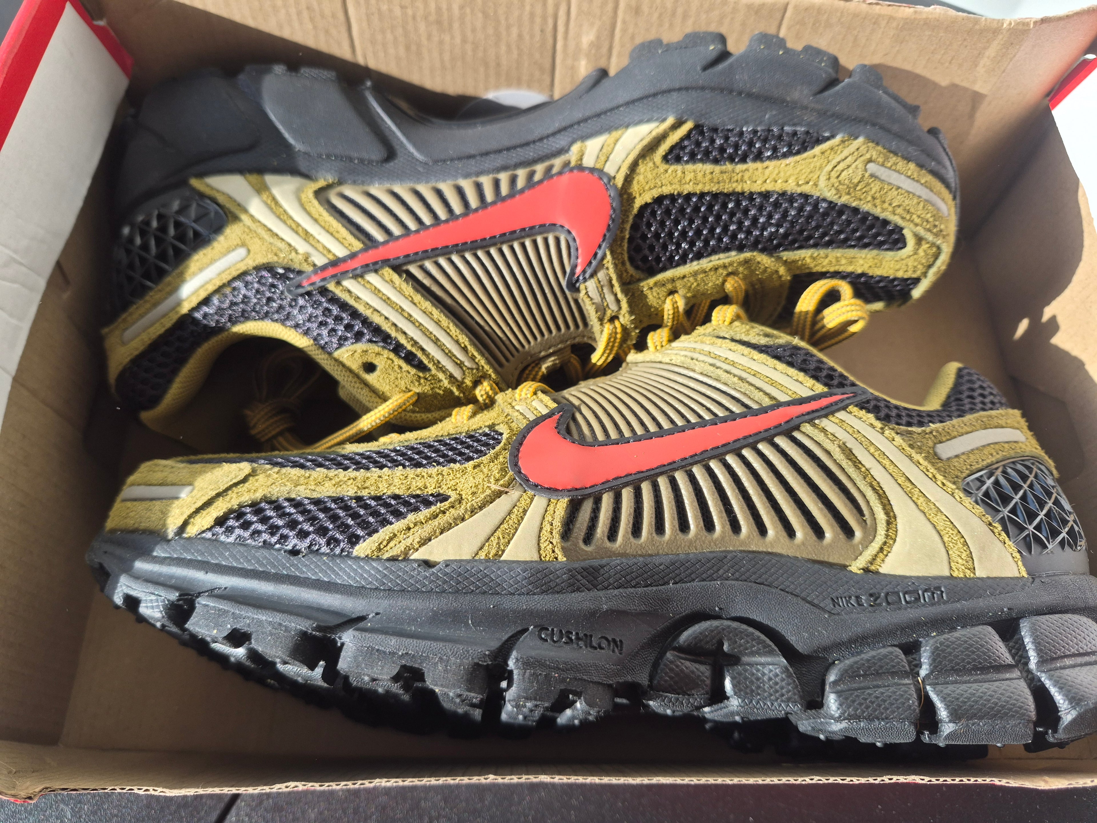 NIKE ZOOM VOMERO 5 PRM OLIVE FLAK PICANTE RED BLACK MEN'S UK 6 / WOMEN'S UK 5.5 BRAND NEW HALF BOX (NO LID) RRP £155