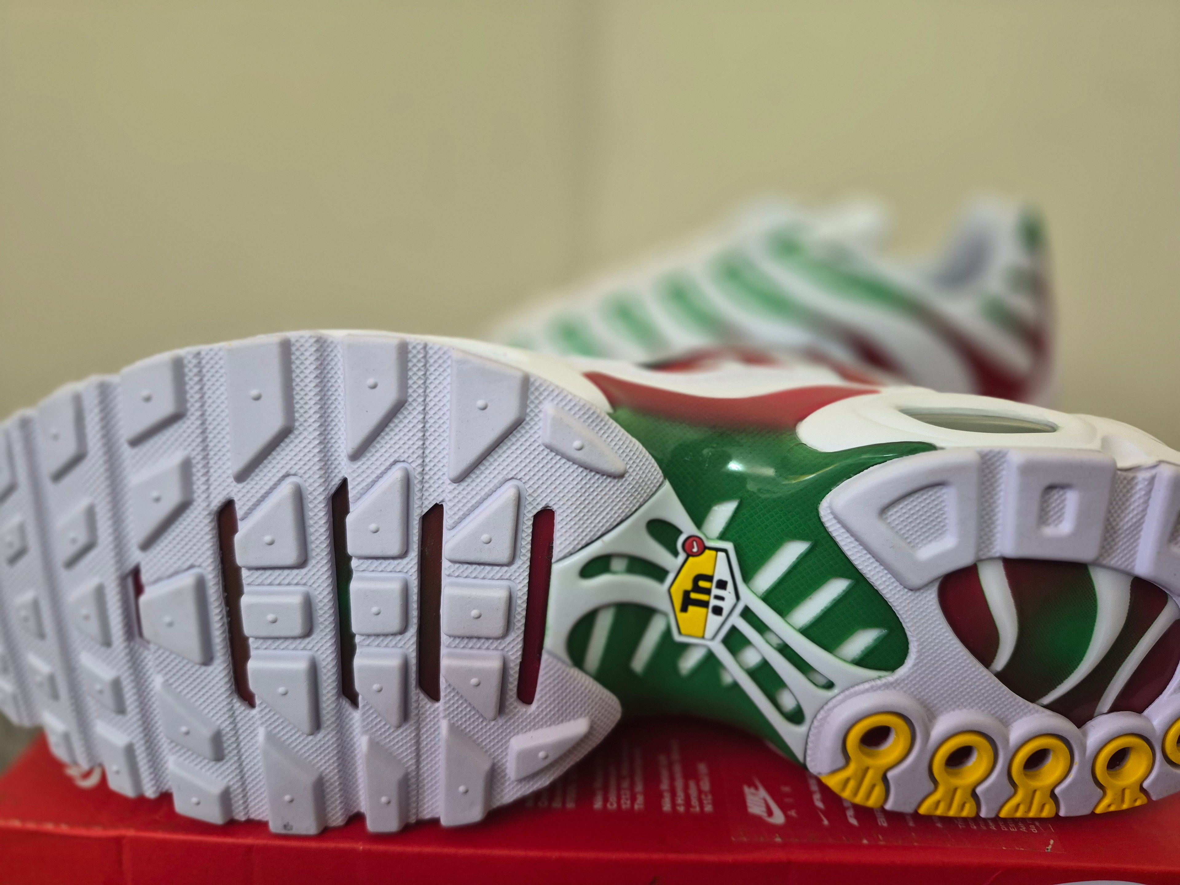 NIKE AIR MAX PLUS TN WHITE RED GREEN TRAINERS UK 9.5 NEW HALF BOX RRP £175