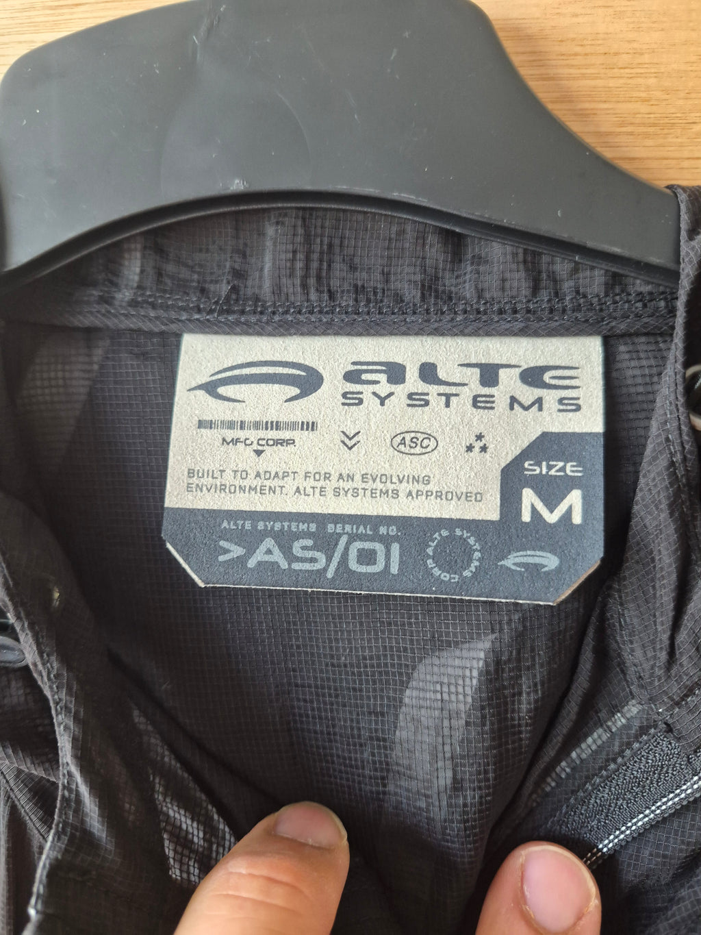 ALTE SYSTEMS MEN'S BLACK MESH  LIGHTWEIGHT REFLECTIVE HOODED WINDBREAKER MEDIUM NEW NO TAGS