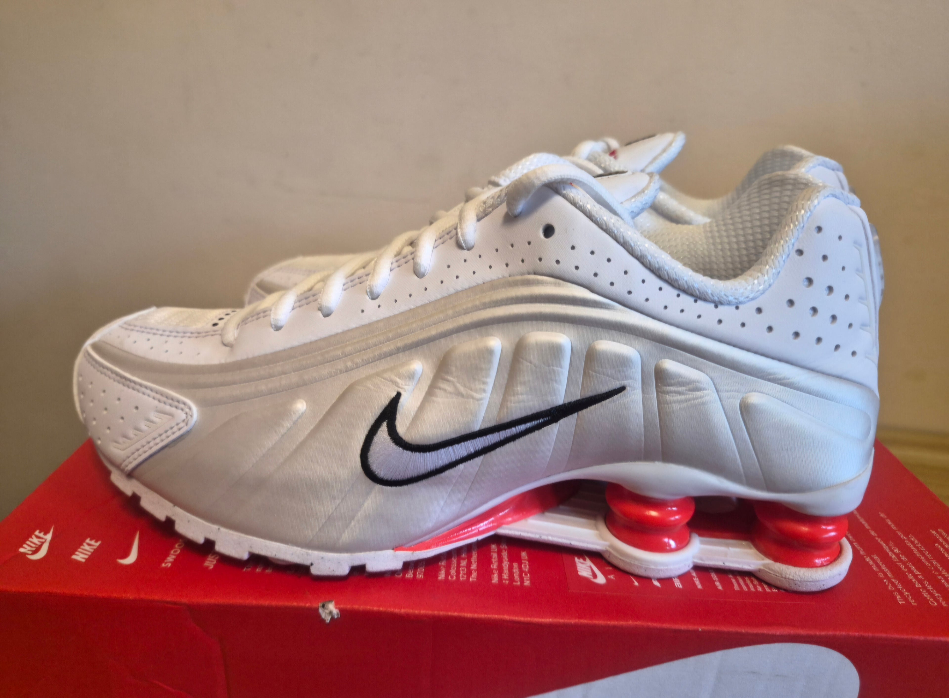 NIKE SHOX R4 WHITE METALLIC SILVER/RED UK 5 EU NEW HALF BOX RRP £149.99