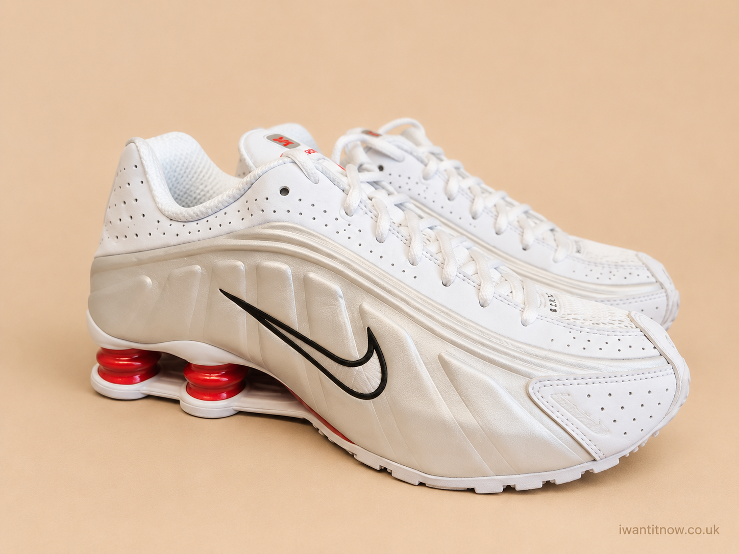 NIKE SHOX R4 WHITE METALLIC SILVER/RED UK 5 EU NEW HALF BOX RRP £149.99