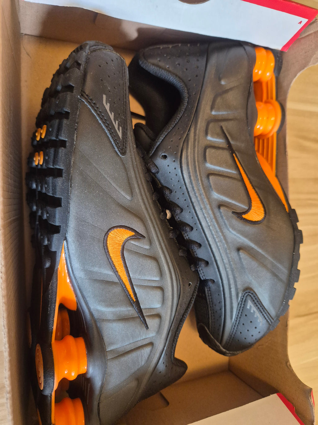 NIKE SHOX R4 BLACK ORANGE UK 5.5 / UK 6 WOMEN'S NEW HALF BOX RRP £149.99