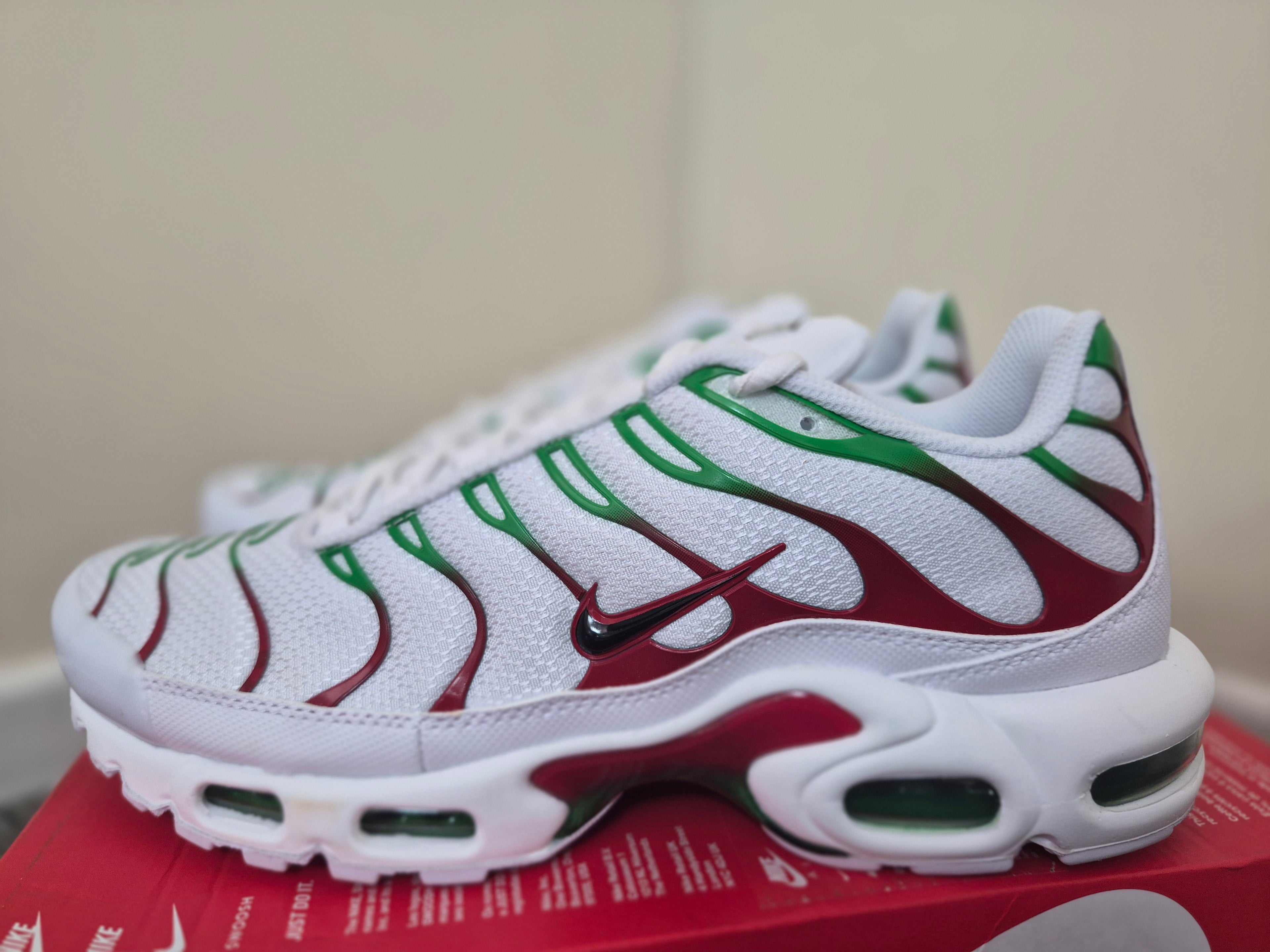 NIKE AIR MAX PLUS TN WHITE RED GREEN TRAINERS UK 9.5 NEW HALF BOX RRP £175